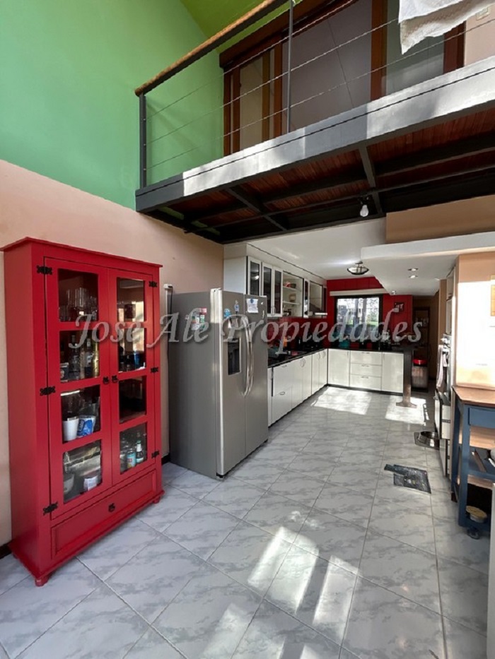 Imagen 6 de Gran propiedad de 5 habitaciones y 3 baños, ubicada a 50m metros de la Rambla Costanera y Playas de Colonia.