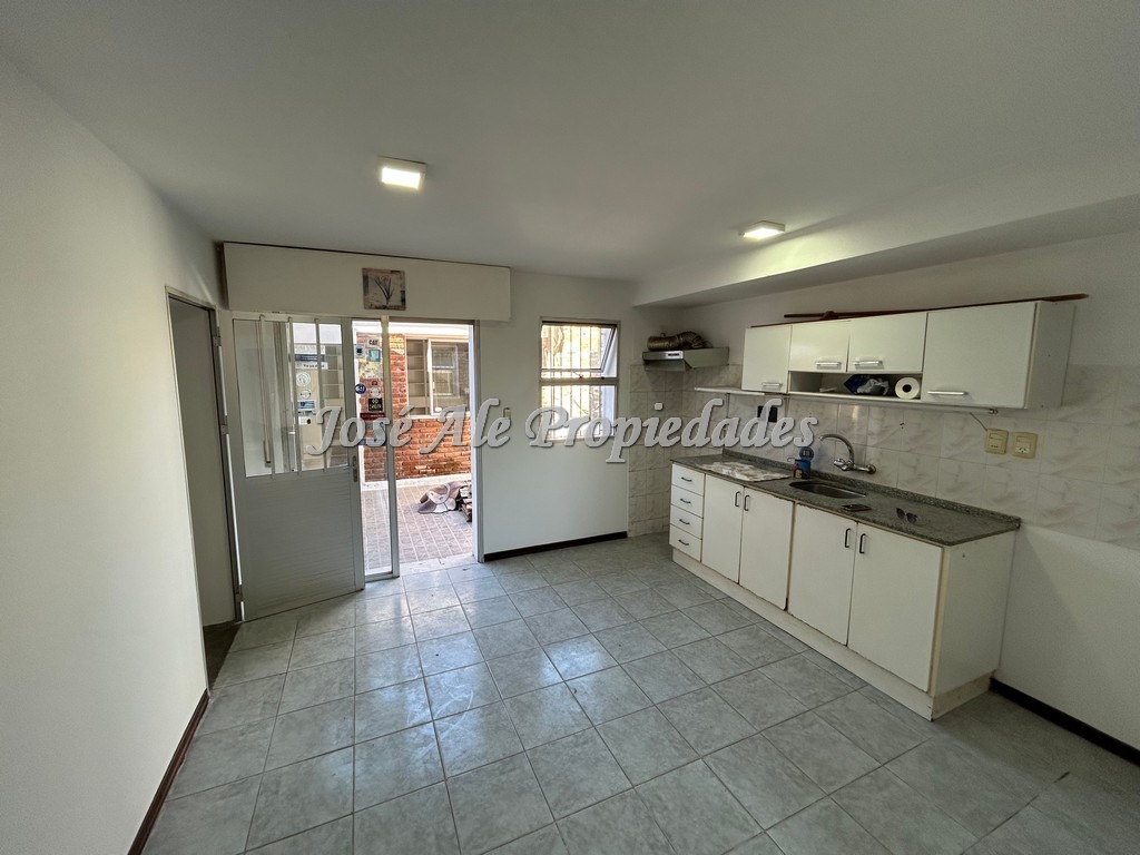 Imagen 6 de Vivienda de 3 dormitorios, ubicada en el general a 200m del Super Mágico, Colonia.