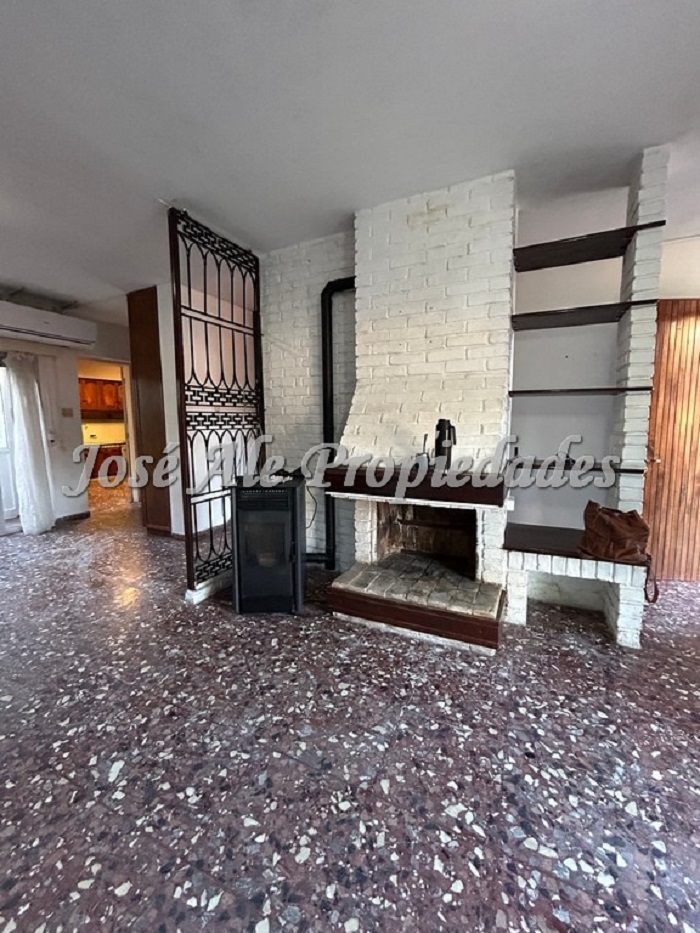 Imagen 1 de Casa de 4 dorm. ubicada a media cuadra de la icónica Puerta de la Ciudadela, barrio histórico de Colonia del Sacramento.