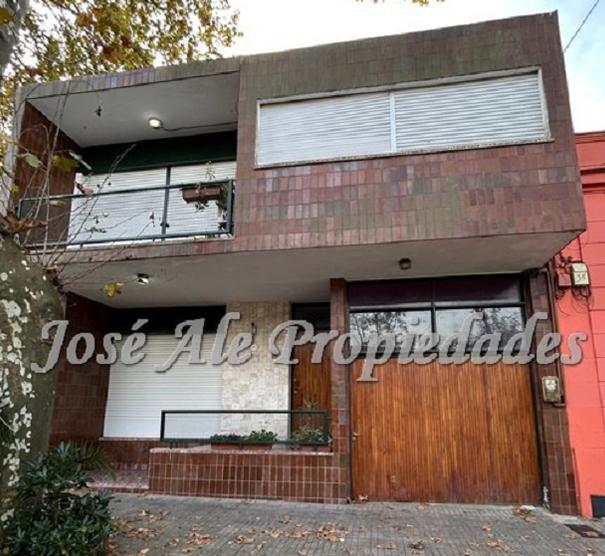 EN VENTA Casa de 4 dorm. ubicada a media cuadra de la icónica Puerta de la Ciudadela, barrio histórico de Colonia del Sacramento.
