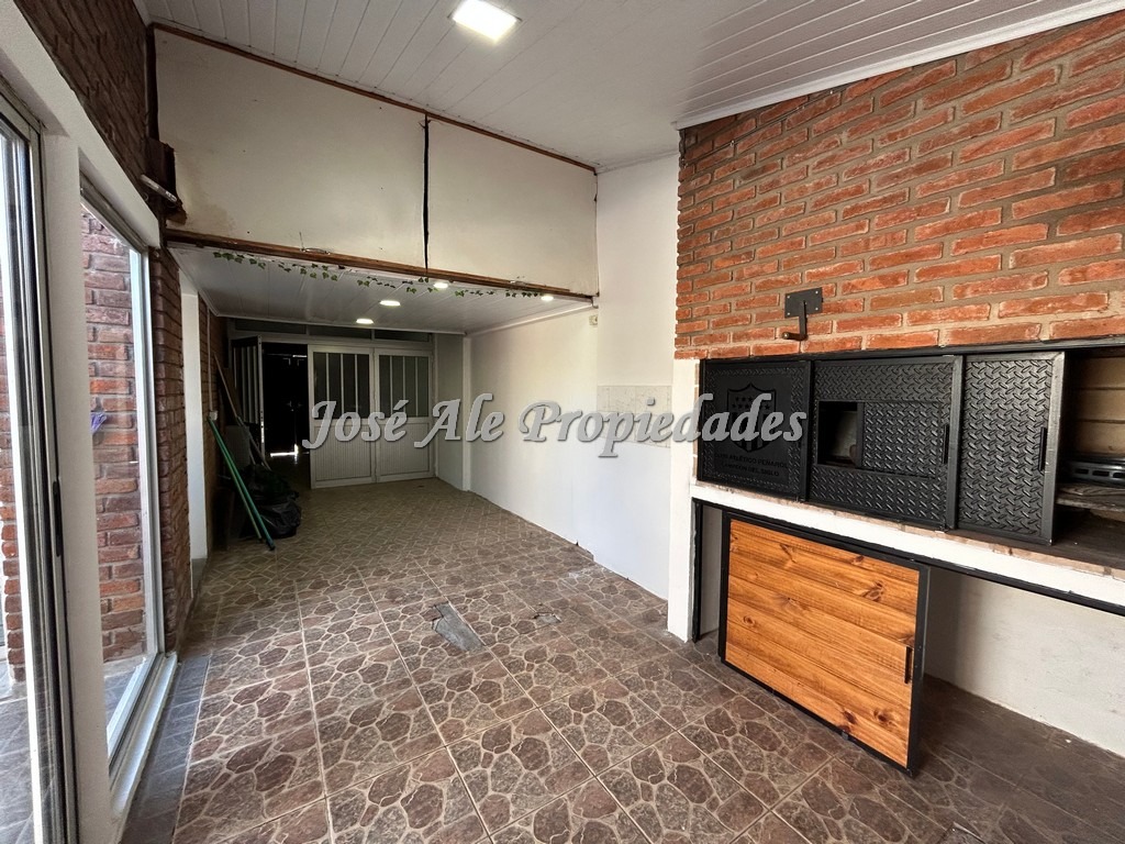 Imagen 9 de Vivienda de 2 dormitorios, ubicada en el general a 200m del Super Mágico, Colonia.