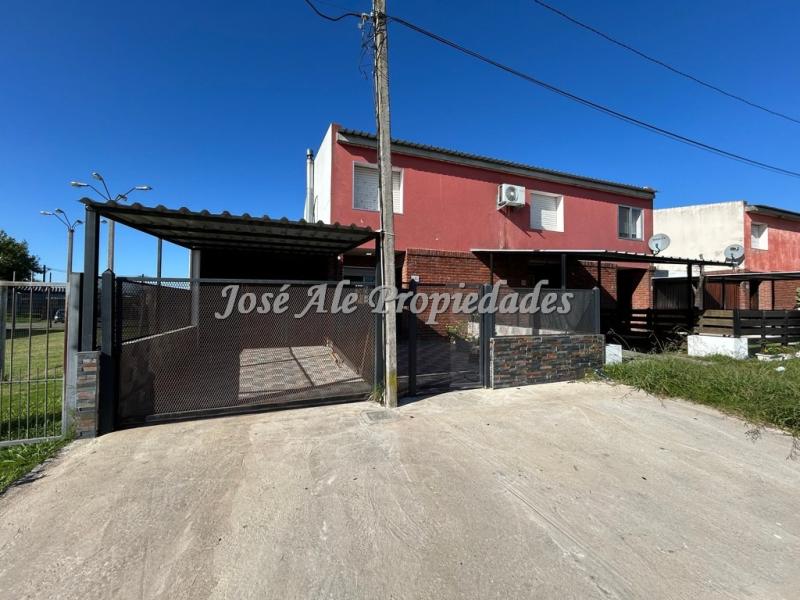 Vivienda de 2 dormitorios, ubicada en el general a 200m del Super Mágico, Colonia.