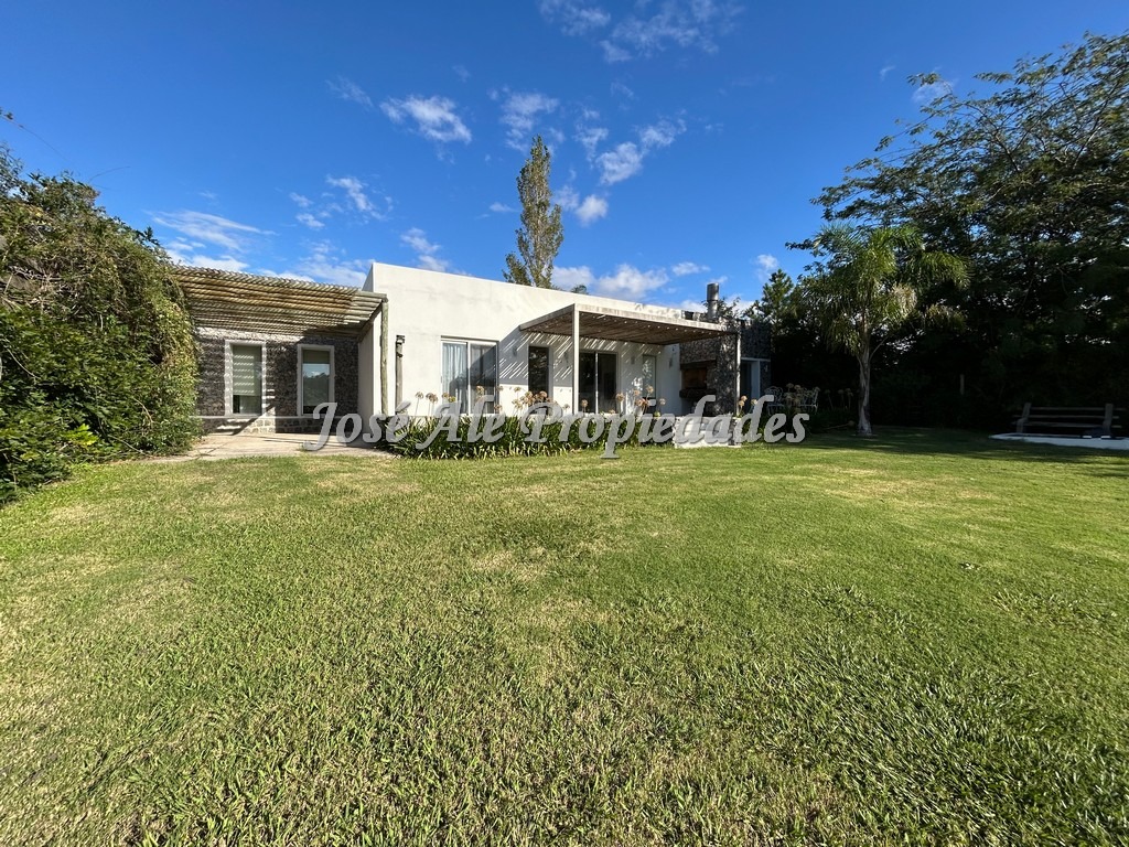Imagen 1 de Casa de 3 dormitorios ubicada en el Real de San Carlos, Colonia.