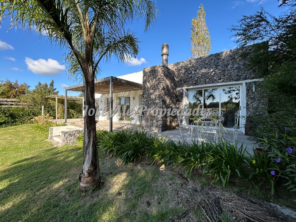 Imagen 2 de Casa de 3 dormitorios ubicada en el Real de San Carlos, Colonia.