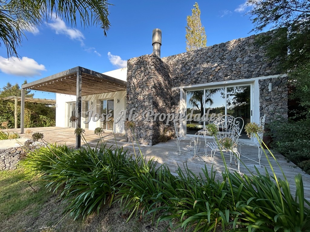 Imagen 3 de Casa de 3 dormitorios ubicada en el Real de San Carlos, Colonia.