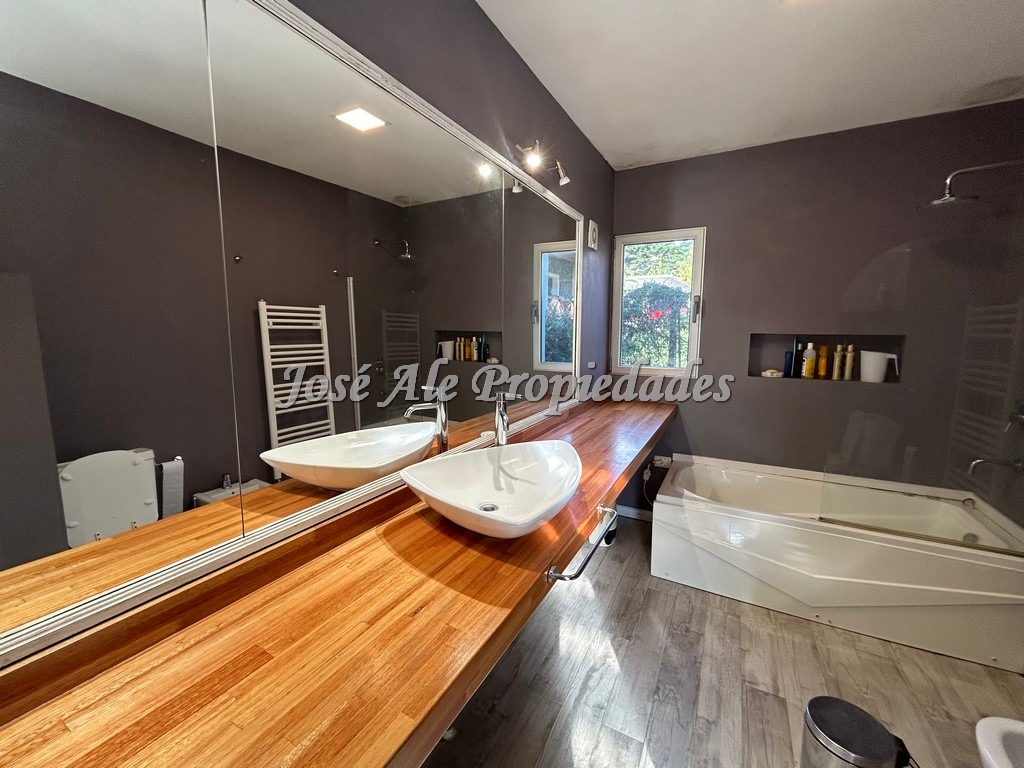 Imagen 7 de Casa de 3 dormitorios ubicada en el Real de San Carlos, Colonia.