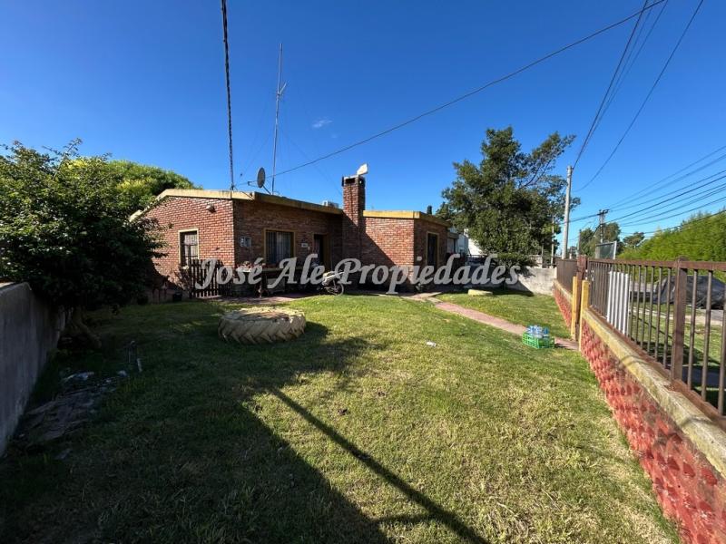 Casa con barbacoa/garaje ubicada próxima a ruta 21, en el Real de San Carlos, Colonia.