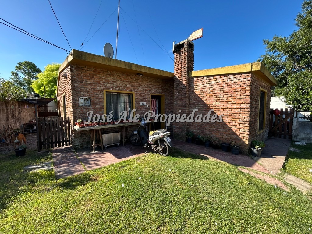 Imagen 1 de Casa con barbacoa/garaje ubicada próxima a ruta 21, en el Real de San Carlos, Colonia.