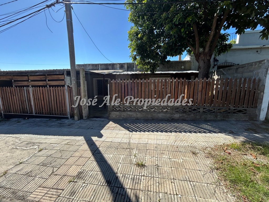 Imagen 1 de Casa de 2 dormitorios próxima a la Ruta 1, Colonia.