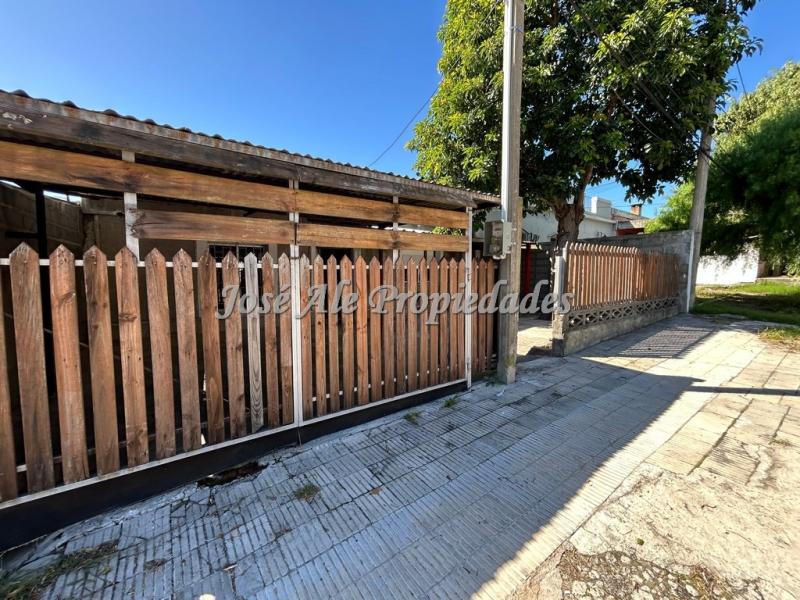 Casa de 2 dormitorios próxima a la Ruta 1, Colonia.