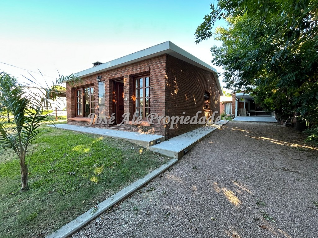 Imagen 1 de Hermosa casa de 3 dormitorios, con apartamento ubicada en el Real de San Carlos, Colonia.