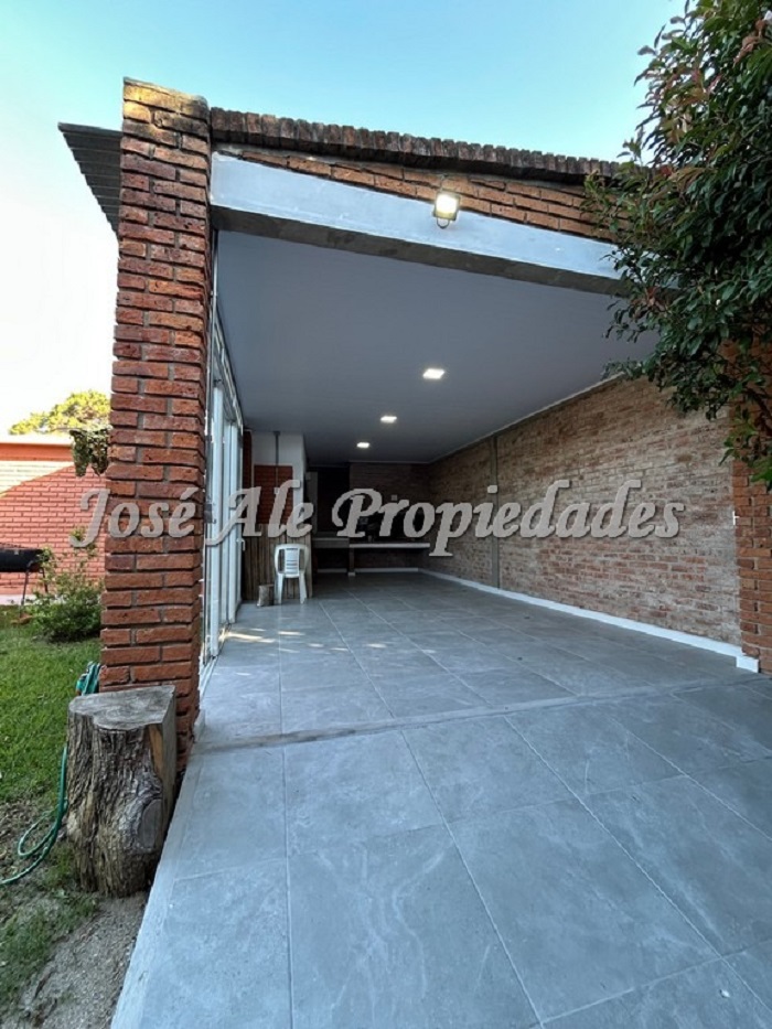 Imagen 10 de Hermosa casa de 3 dormitorios, con apartamento ubicada en el Real de San Carlos, Colonia.