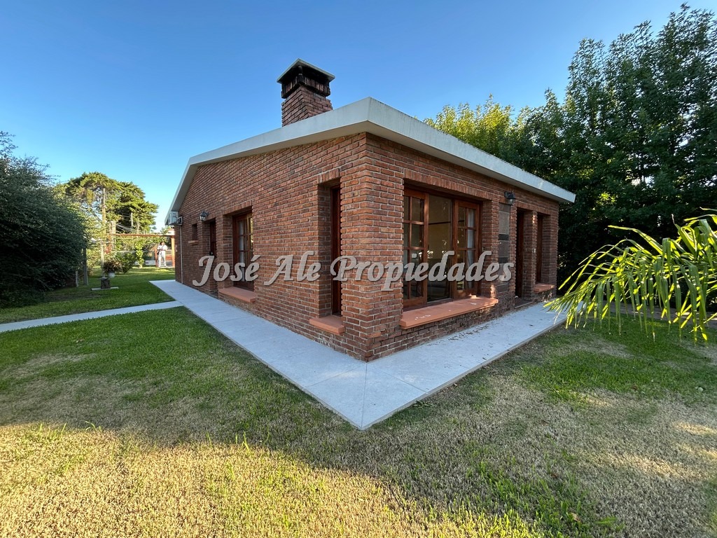 Imagen 2 de Hermosa casa de 3 dormitorios, con apartamento ubicada en el Real de San Carlos, Colonia.