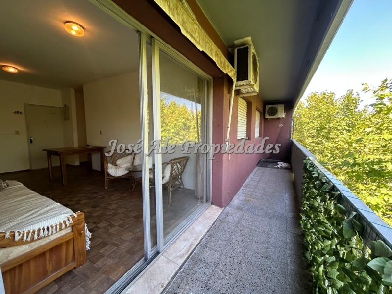 Hermoso apartamento de 2 dormitorios y 1 baño, ubicado en Avda. Principal de Colonia del Sacramento.