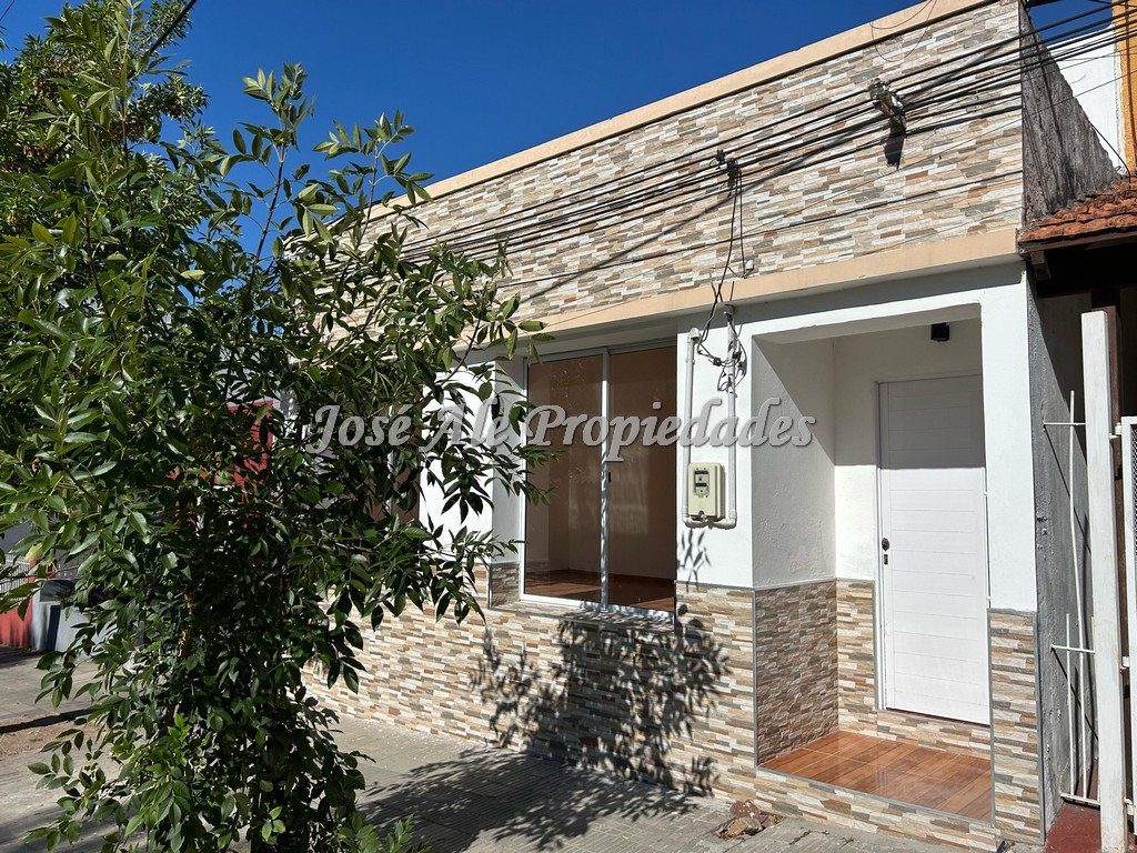 Imagen 1 de Casa céntrica ubicada en barrio Pueblo Nuevo, a pocas cuadras de la Rambla y playas de Colonia.