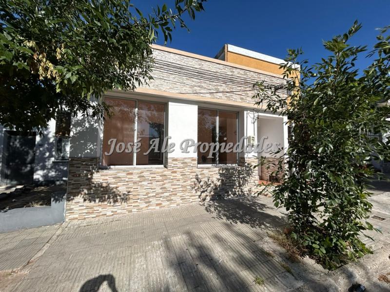 Casa céntrica ubicada en barrio Pueblo Nuevo, a pocas cuadras de la Rambla y playas de Colonia.