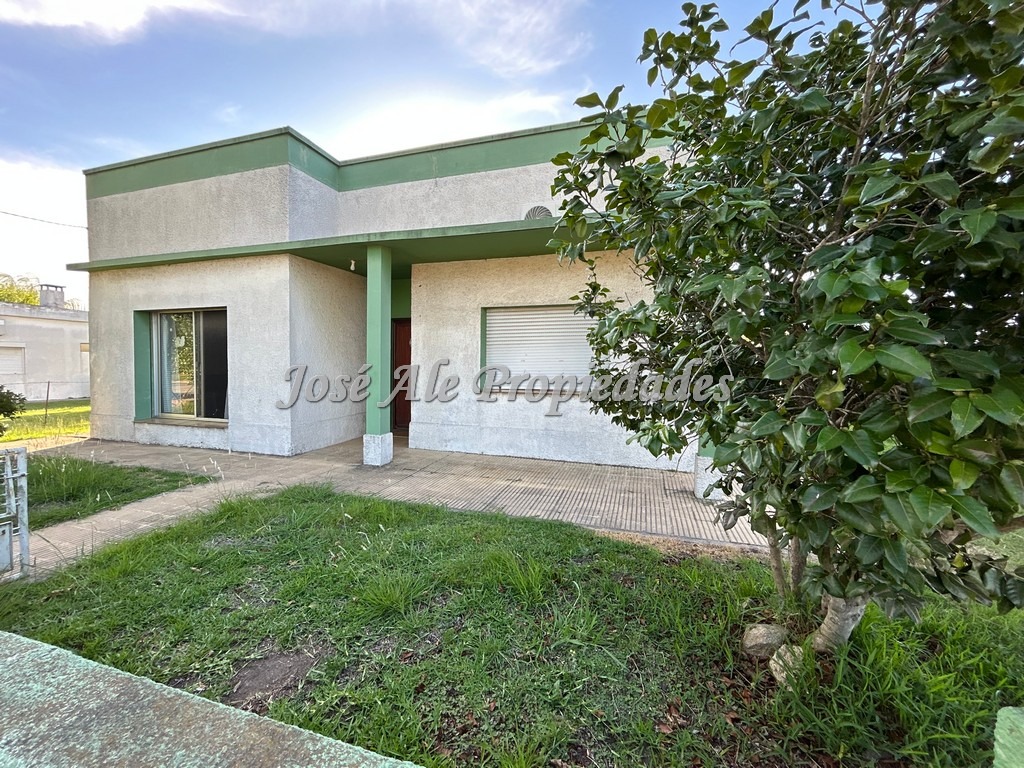 Imagen 1 de Casa de 3 dormitorios, ubicada en Miguelete, Colonia.