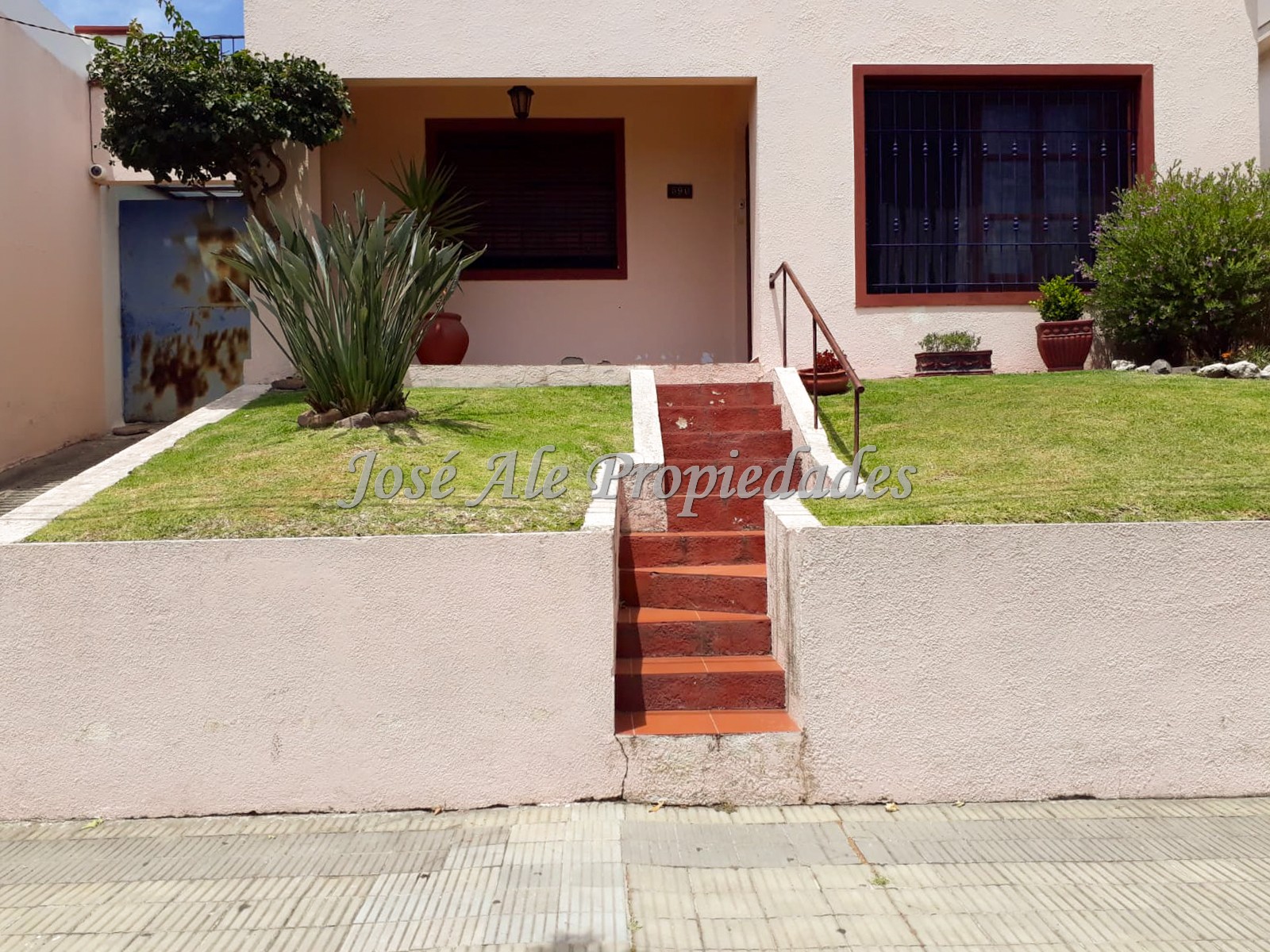 Imagen 1 de Propiedad en estratégica ubicación, a solo metros de Rambla Costanera y zona comercial.