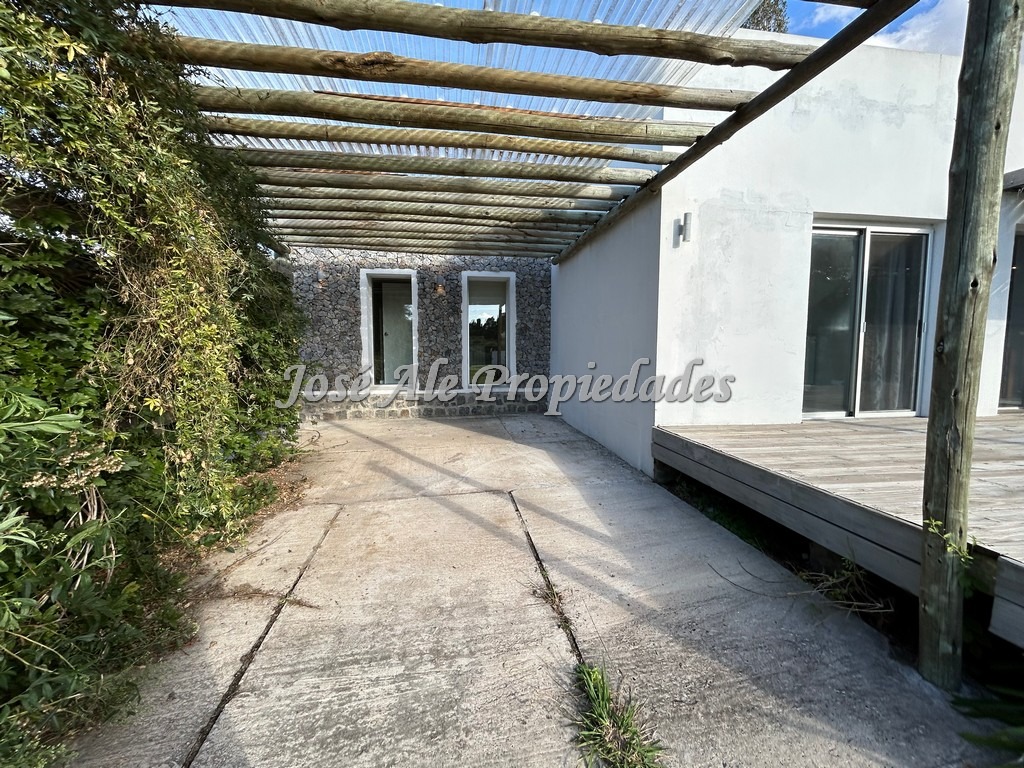 Imagen 4 de Casa de 3 dormitorios ubicada en el Real de San Carlos, Colonia.