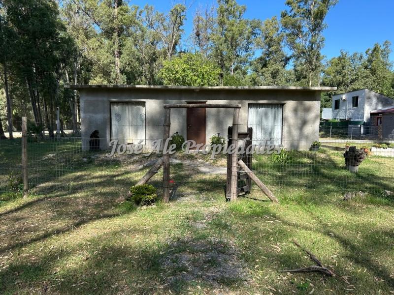 Casa de 2 dormitorios, ubicada en el balneario Santa Ana a pocas cuadras de la playa.