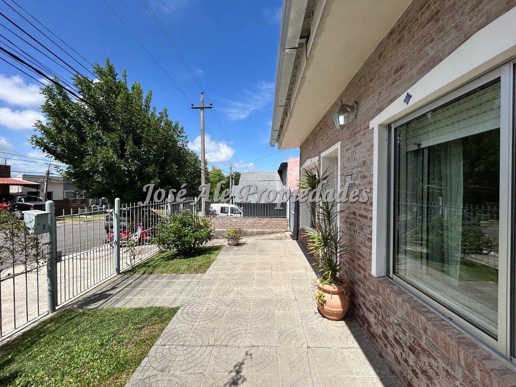 Imagen 2 de Destacada casa ubicada a pocas cuadras de las 2 avenidas y próxima al hospital de Colonia.