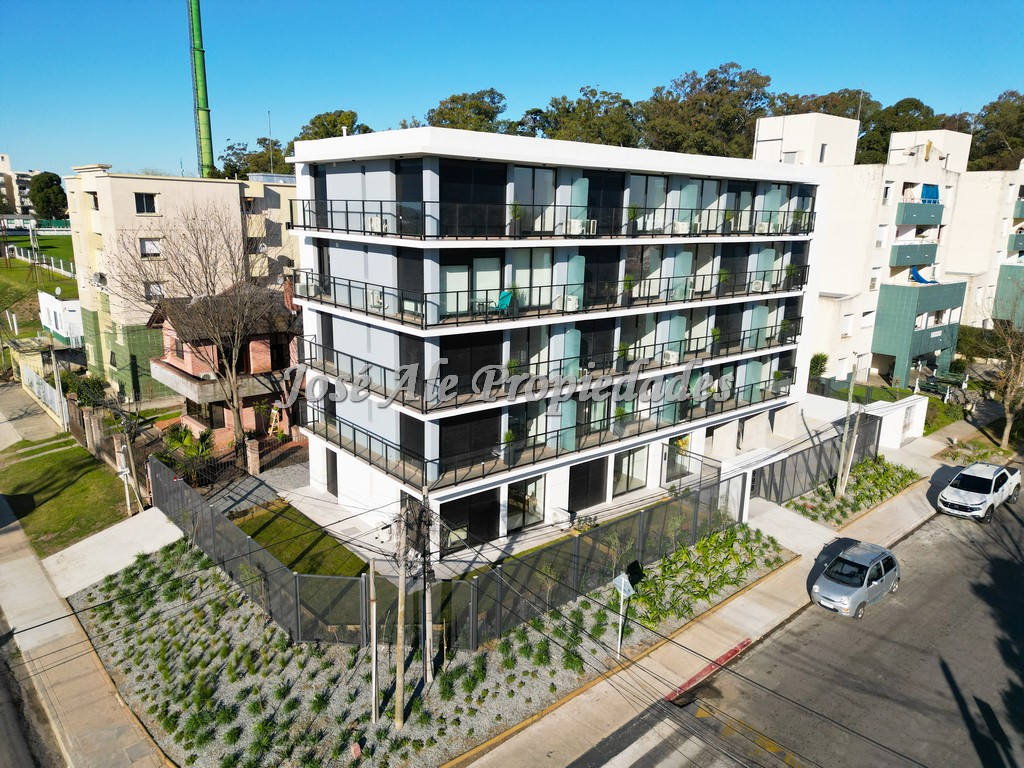 Imagen 1 de Apartamento con vista al Río en Edificio Sacramento, sobre Av. Gonzales Moreno a 1 cuadra de la Rambla de Colonia.