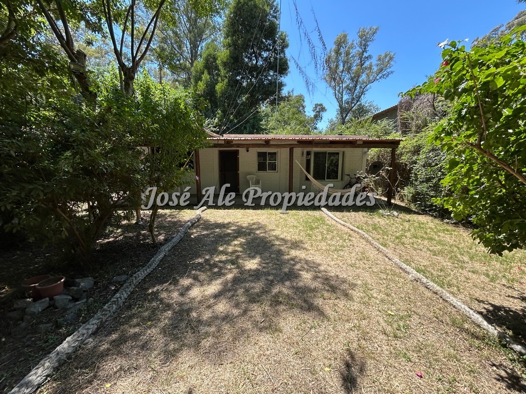 Imagen 1 de Pintoresca casa de 3 dormitorios en balneario El Ensueño, a 150m de la playa.