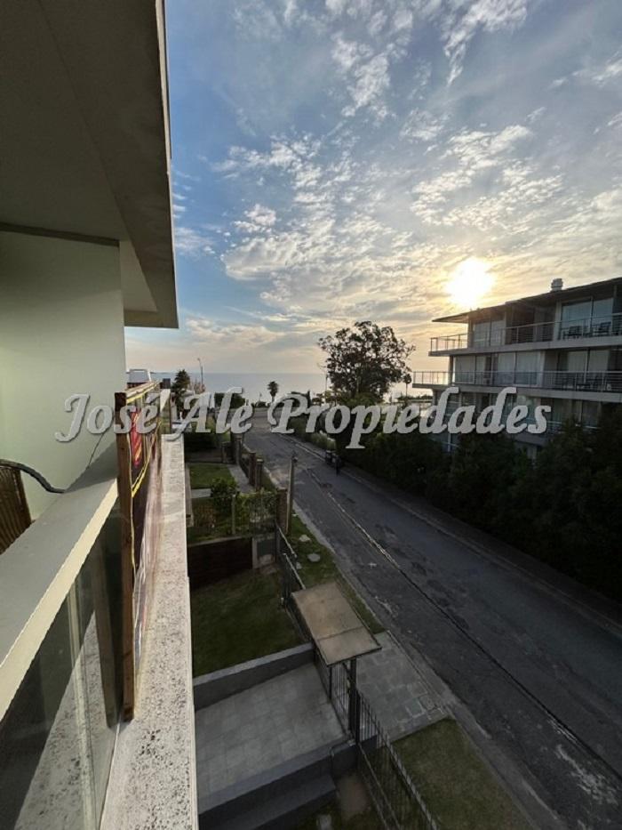 EN ALQUILER Hermoso departamento ubicado a metros de la Rambla Costanera, zona  residencial.
