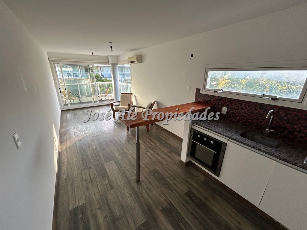 Imagen 2 de EN ALQUILER Hermoso departamento ubicado a metros de la Rambla Costanera, zona  residencial.