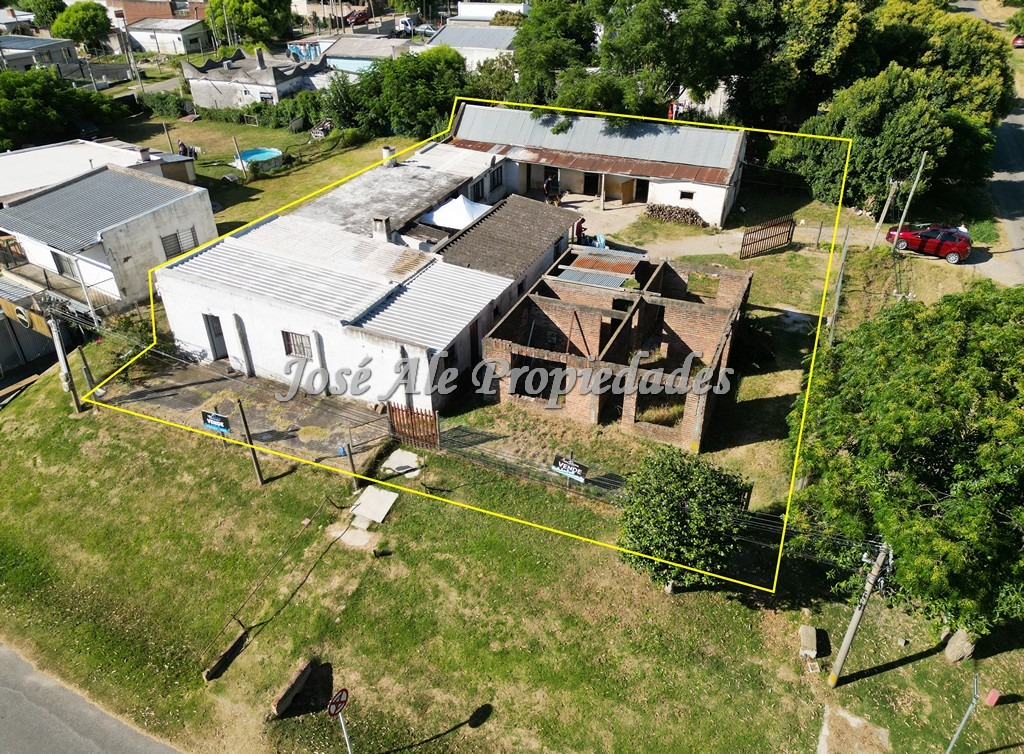Imagen 3 de Lote único en colonia con dos casas y 3 boxes, ubicado en esquina frente a la renovada plaza de toros.