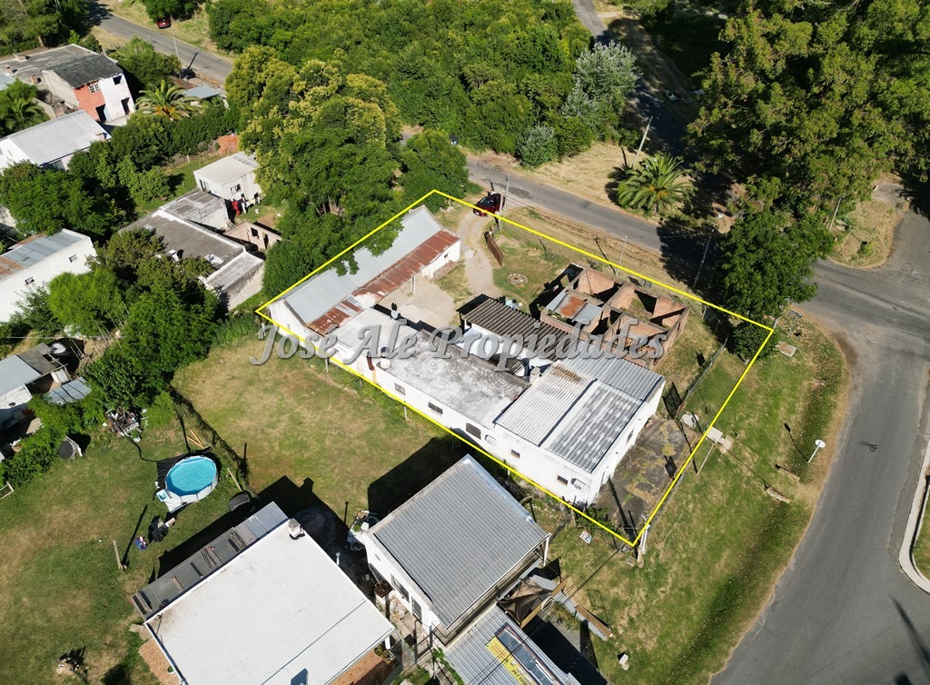 Imagen 4 de Lote único en colonia con dos casas y 3 boxes, ubicado en esquina frente a la renovada plaza de toros.