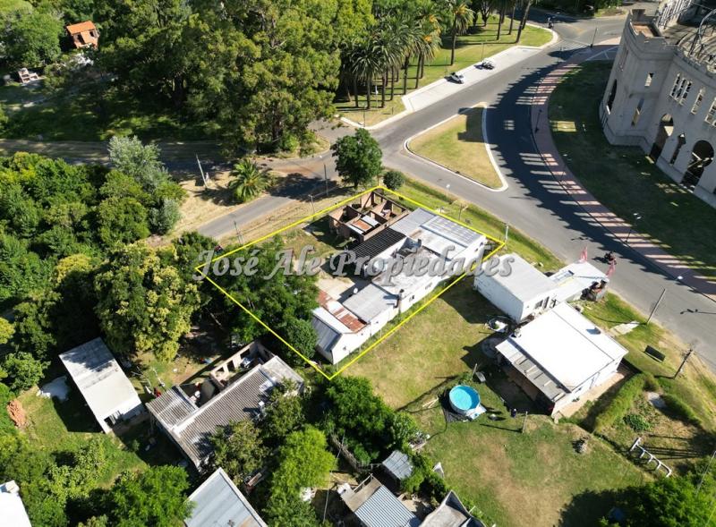 Lote único en colonia con dos casas y 3 boxes, ubicado en esquina frente a la renovada plaza de toros.