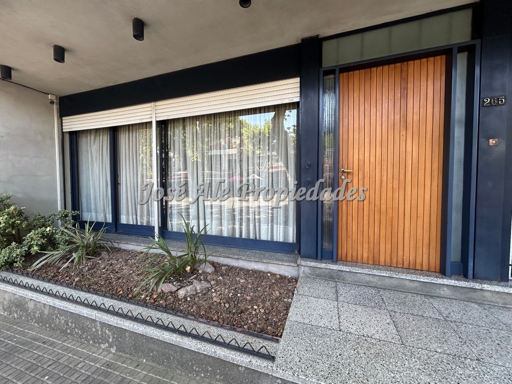 Imagen 1 de EN VENTA Destacada casa ubicada en av Principal Gral Flores.