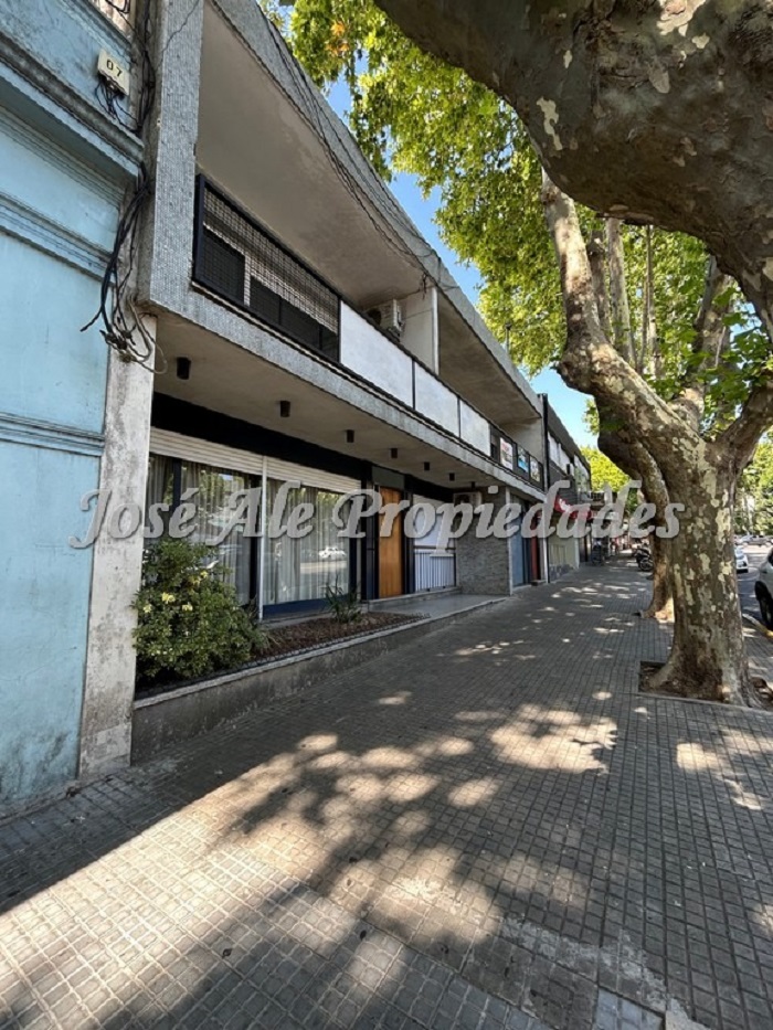 Imagen 4 de EN VENTA Destacada casa ubicada en av Principal Gral Flores.