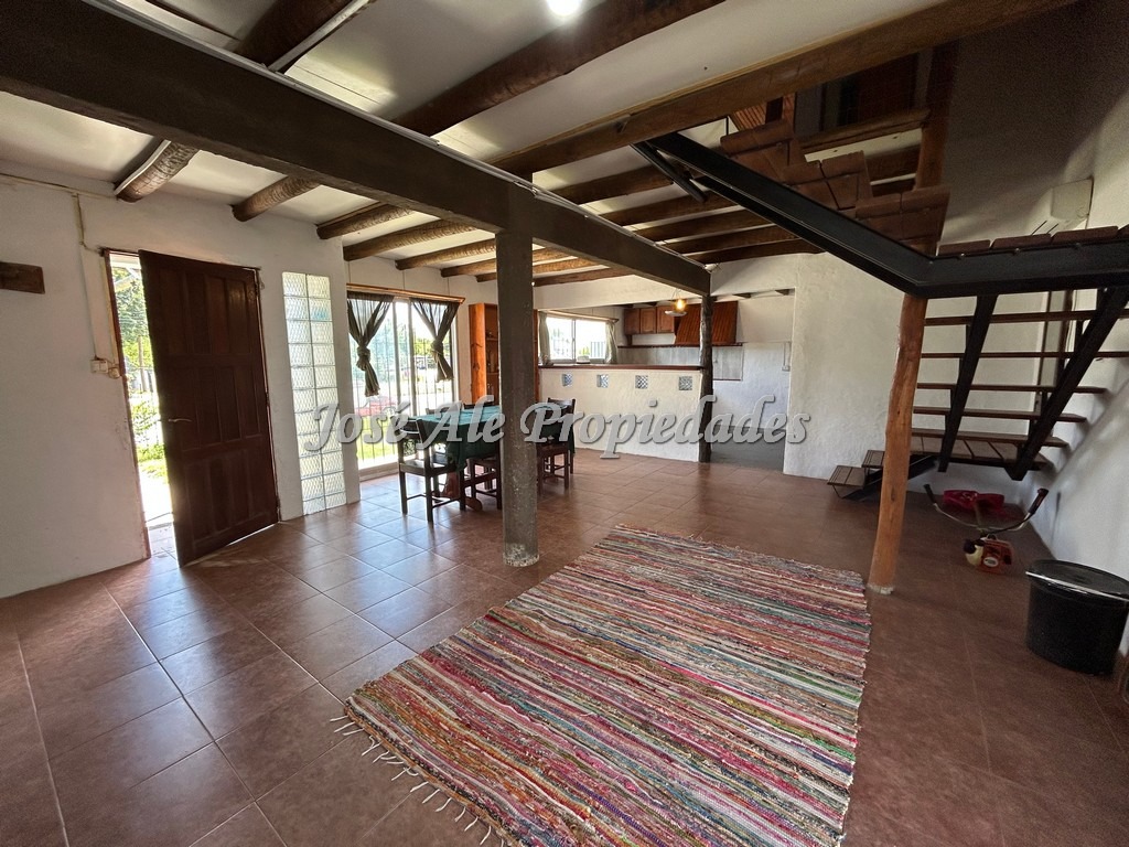 Imagen 2 de Amplia casa de 4 dormitorios con apto anexo completamente independiente.