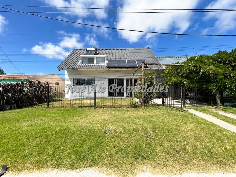 Amplia casa de 4 dormitorios con apto anexo completamente independiente.