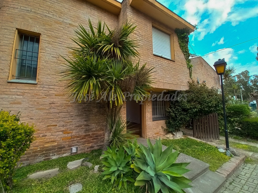 Imagen 1 de Hermosa vivienda ubicada en complejo sobre calle Zitarrosa, a metros de Rambla y playas de Colonia del Sacramento.