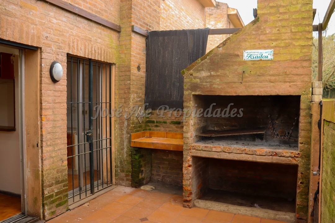 Imagen 9 de Hermosa vivienda ubicada en complejo sobre calle Zitarrosa, a metros de Rambla y playas de Colonia del Sacramento.