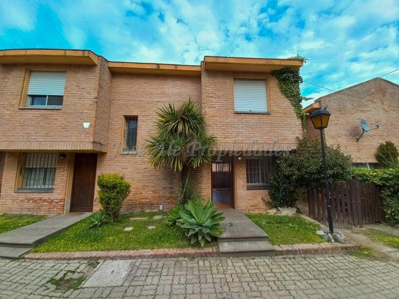 Hermosa vivienda ubicada en complejo sobre calle Zitarrosa, a metros de Rambla y playas de Colonia del Sacramento.