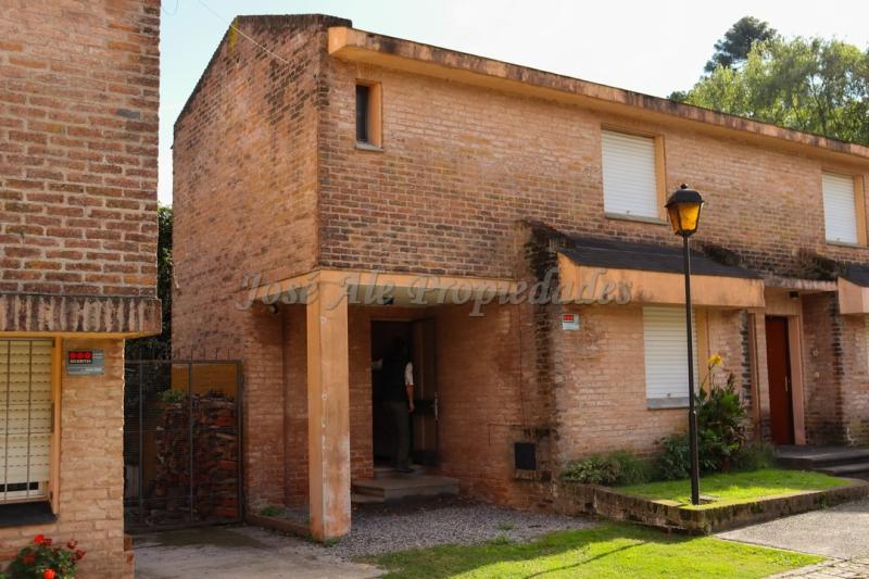 Hermosa vivienda ubicada en complejo sobre calle Zitarrosa, a metros de Rambla y playas de Colonia del Sacramento.