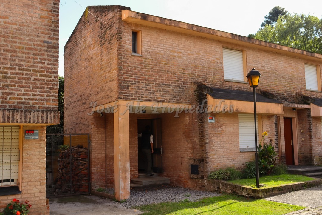 Imagen 1 de EN ALQUILER Hermosa vivienda ubicada en complejo sobre calle Zitarrosa, a metros de Rambla y playas de Colonia del Sacramento.