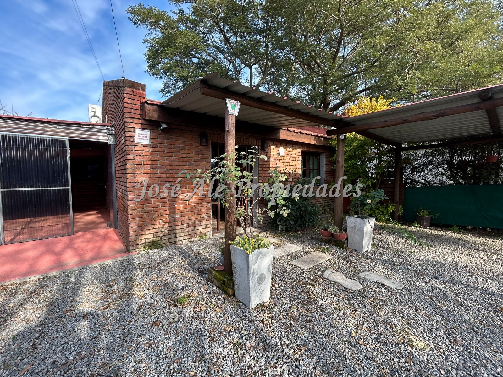 Imagen 1 de Hermosa propiedad de 2 dormitorios ubicada en El General, a 4 cuadras de la Ruta 1, Colonia.
