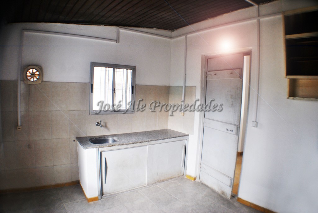 Imagen 2 de Casa de 2 dormitorios ubicada en pleno centro de Colonia sobre Av. Artigas, a pasos de todos los servicios.