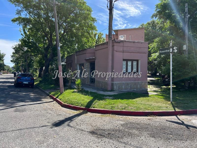 Casa con 2 apartamentos independientes.