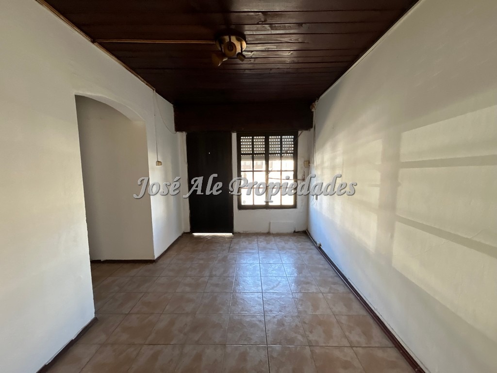 Imagen 2 de Casa ubicada en zona pueblo nuevo, a pocas cuadras de 2 avenidas, próxima al Shopping de Colonia y todos los servicios.