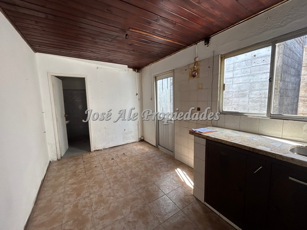 Imagen 3 de Casa ubicada en zona pueblo nuevo, a pocas cuadras de 2 avenidas, próxima al Shopping de Colonia y todos los servicios.