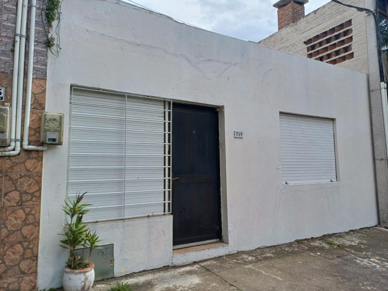 Casa ubicada en zona pueblo nuevo, a pocas cuadras de 2 avenidas, próxima al Shopping de Colonia y todos los servicios.