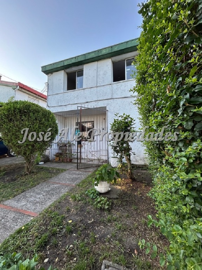 Imagen 1 de Vivienda ubicada en Avda. principal en el Real de San Carlos, a pocas cuadras de la Rambla Costanera y playas de Colonia.