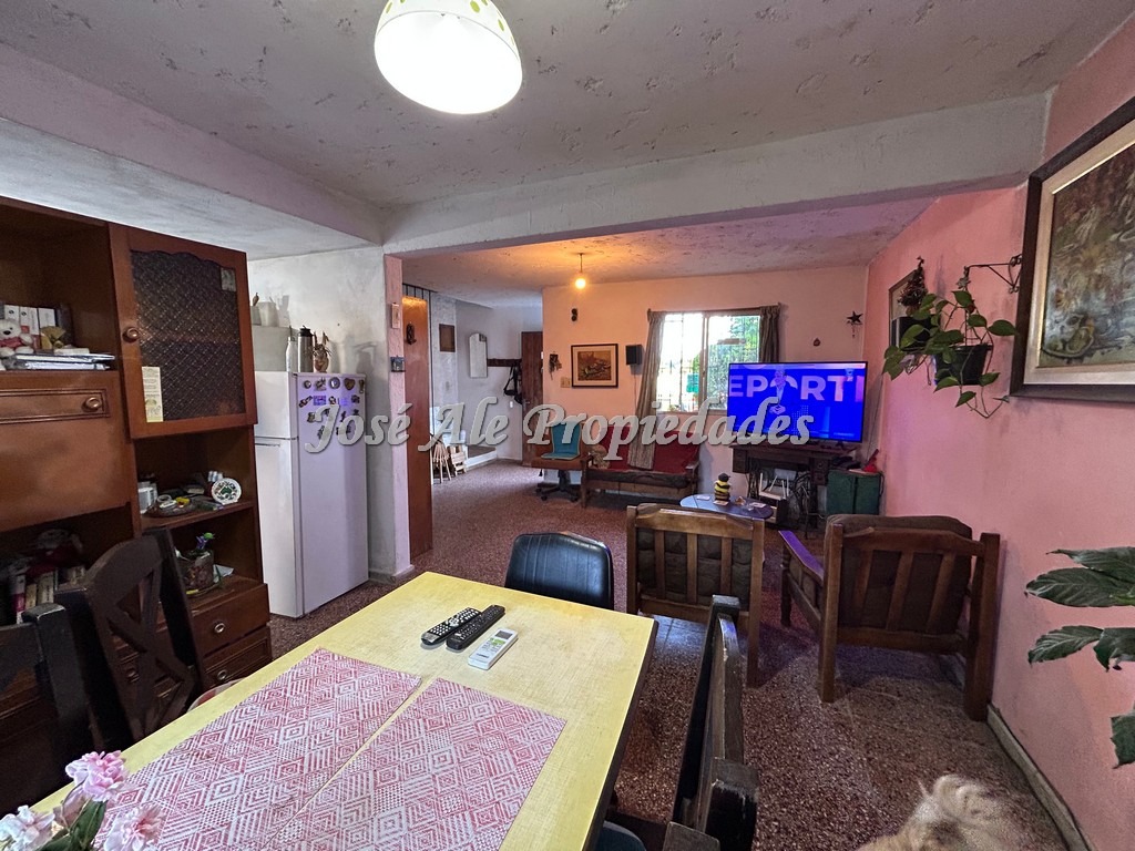 Imagen 3 de Vivienda ubicada en Avda. principal en el Real de San Carlos, a pocas cuadras de la Rambla Costanera y playas de Colonia.