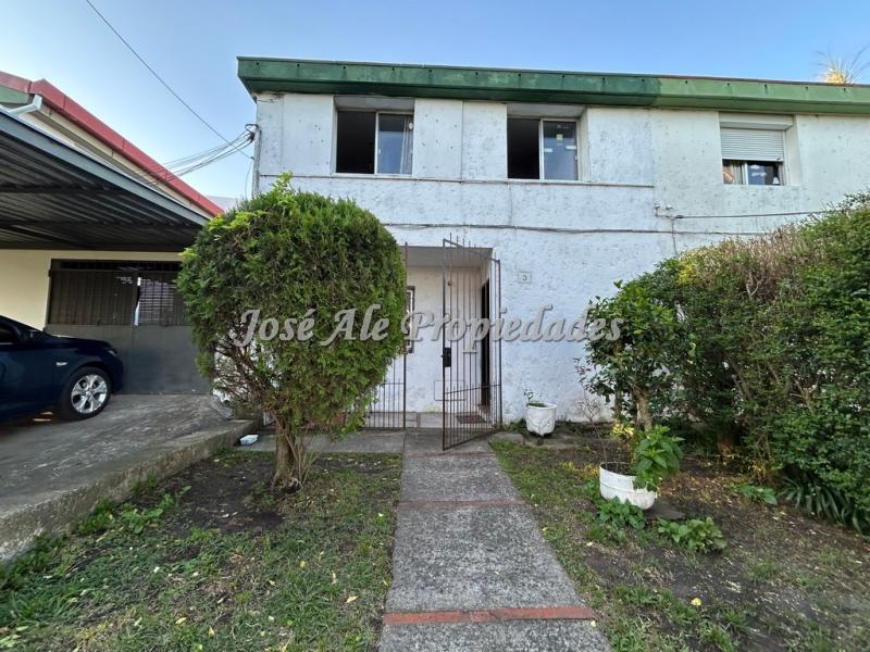 Vivienda ubicada en Avda. principal en el Real de San Carlos, a pocas cuadras de la Rambla Costanera y playas de Colonia.